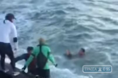 Неравнодушные одесситы спасли тонувшую в море женщину. Видео