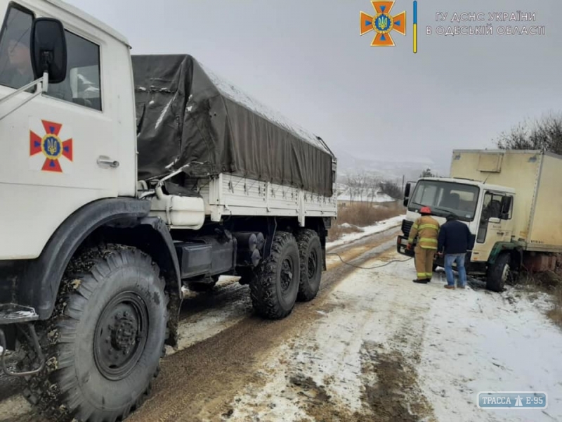Спасатели оказали помощь нескольким водителям на автодорогах Одесской области
