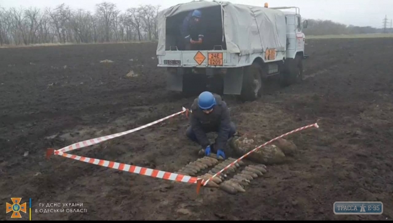 Пиротехники показали процесс разминирования поля под Одессой. Видео