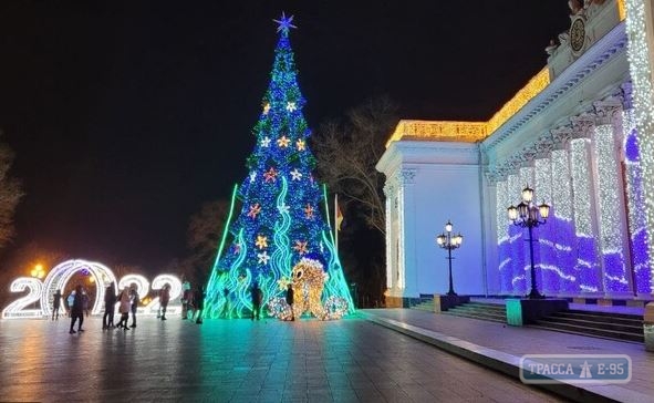 Аноним отправил полицейских искать бомбу под главной елкой Одессы