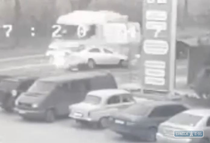Водитель фуры, убивший автомобилиста под Одессой, был сильно пьян. Видео аварии