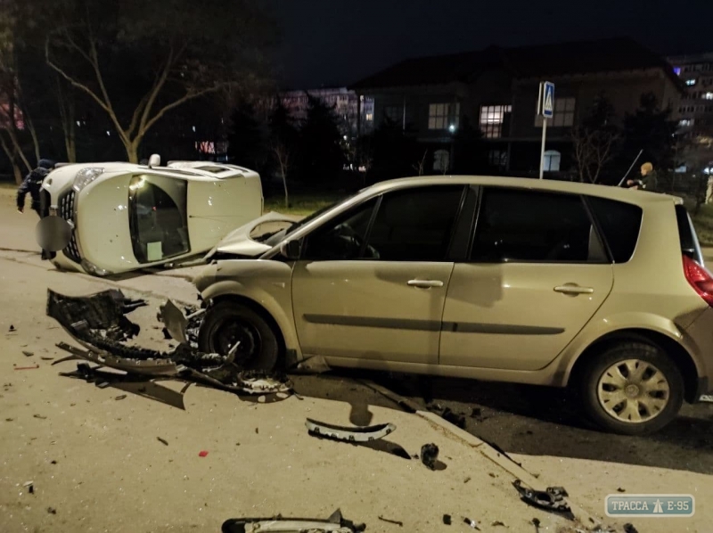 Автомобиль перевернулся в результате ДТП в Одессе. Видео