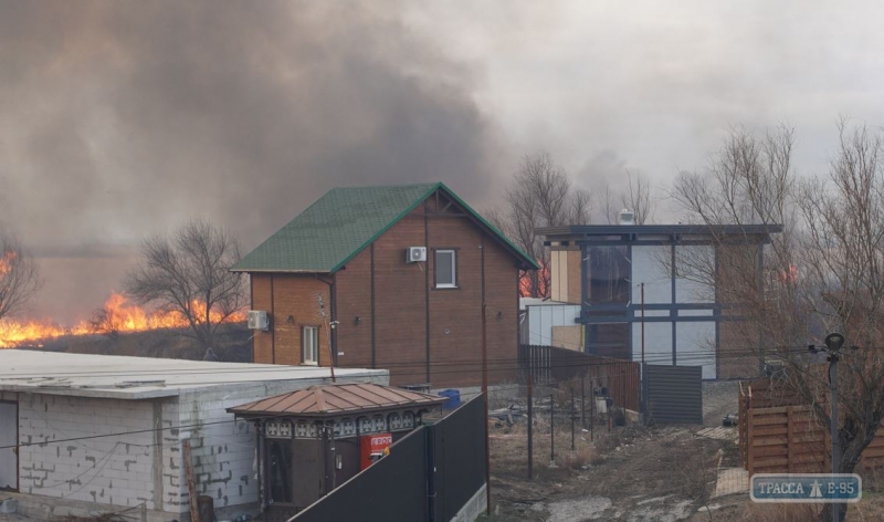 Масштабный пожар в плавнях угрожал жилым домам в Одесской области. Видео. ОБНОВЛЕНО