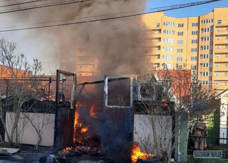 Грузовик сгорел в гараже в Черноморске. Видео