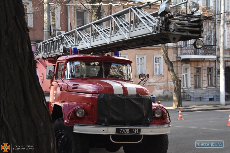 Одесские пожарные спасли несколько человек и собаку