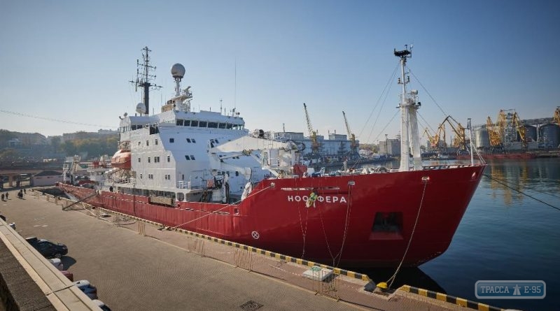 Украинский ледокол отправился из Одессы в Антарктиду