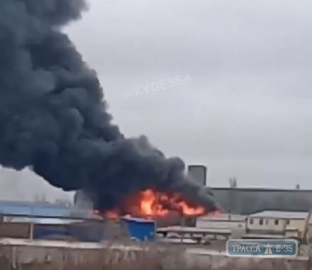 Масштабный пожар уничтожил мебельный склад в Одессе. Видео