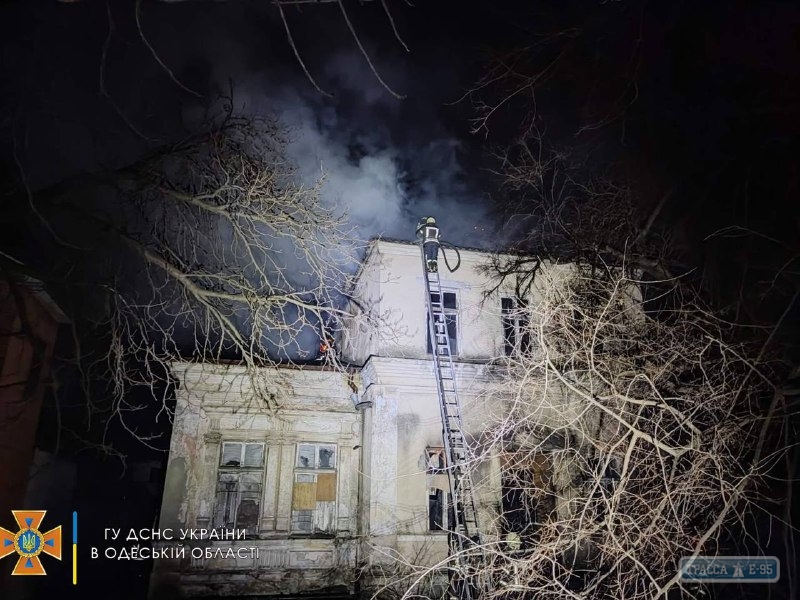 Неизвестные ночью подожгли дом в Одессе возле парка Шевченко. Видео