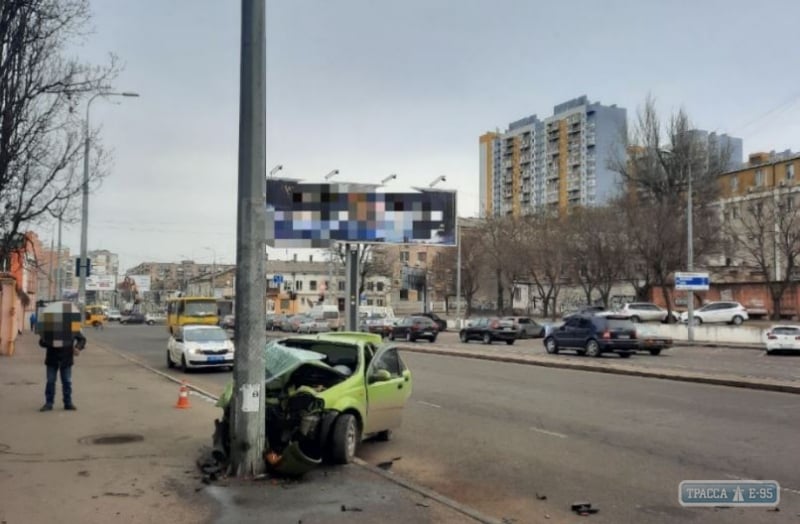 Водитель Chevrolet гонял по тротуару в Одессе, пока столб его не остановил. Видео
