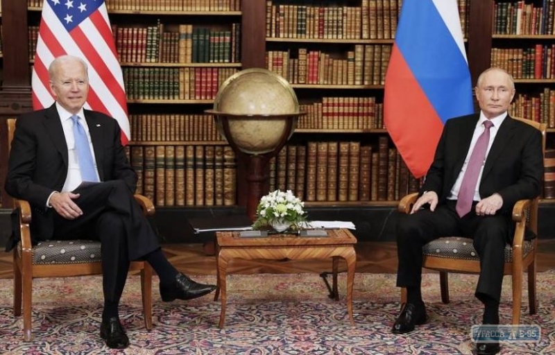 Путин и Байден приняли предложение Макрона встретиться во Франции