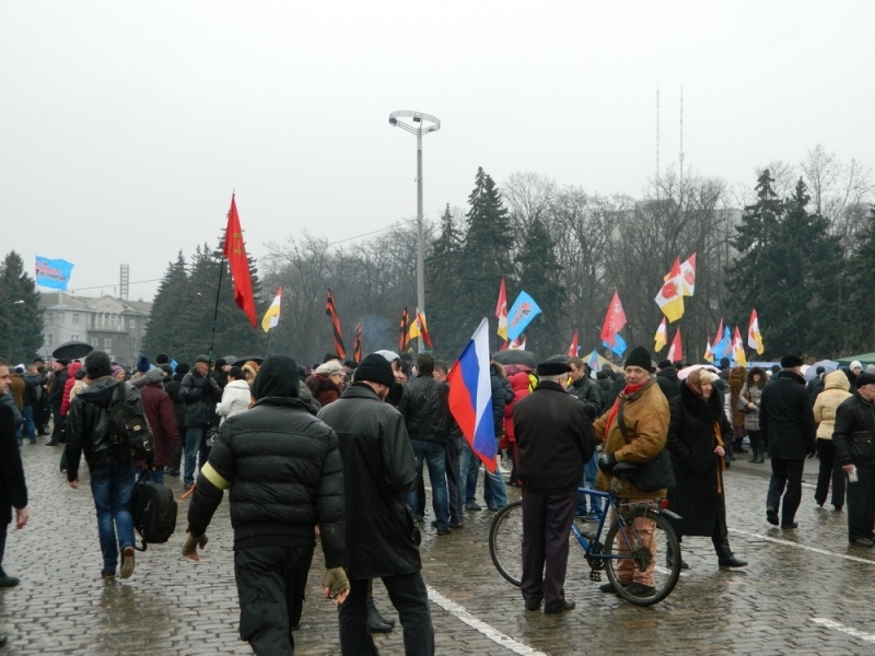 Тысячи одесситов собрались на Куликовом поле под российскими и советскими флагами (фото)
