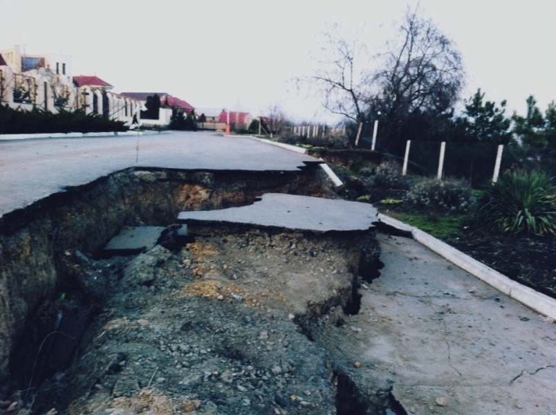 В Ильичевске часть улицы провалилась под землю из-за оползня (фото)