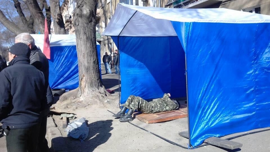 Пророссийские активисты разбили палаточный городок возле СБУ в Одессе (фото)