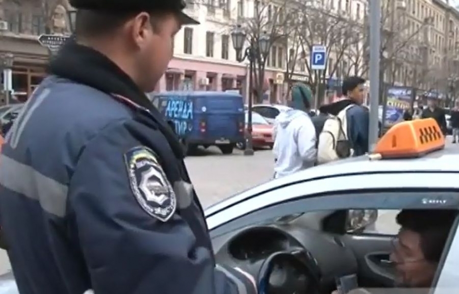 Сотрудники ГАИ устроили в центре Одессы борьбу с нарушителями правил парковки (видео)
