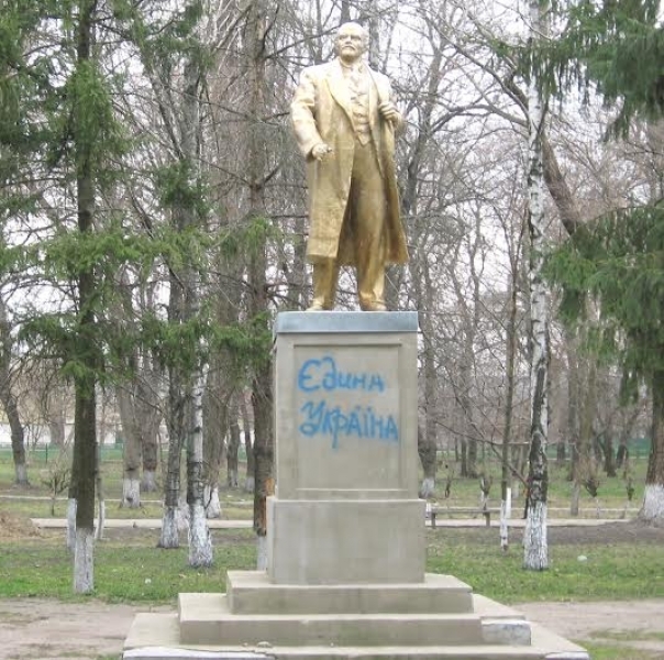 Памятник Ленину в Ширяево на Одесщине украсили лозунгом 