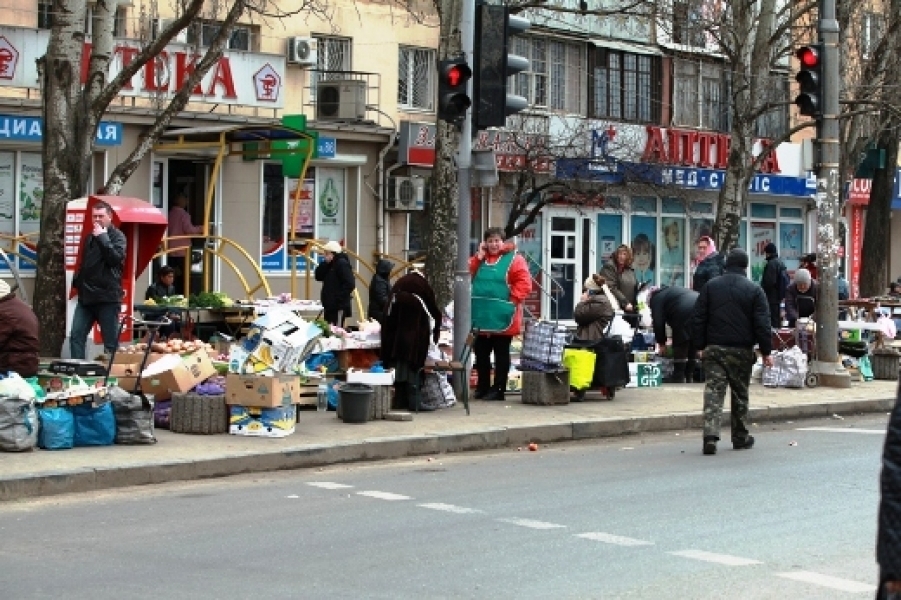 Чиновники, несмотря на возмущение торговцев, ликвидировали стихийный рынок в Одессе (видео)