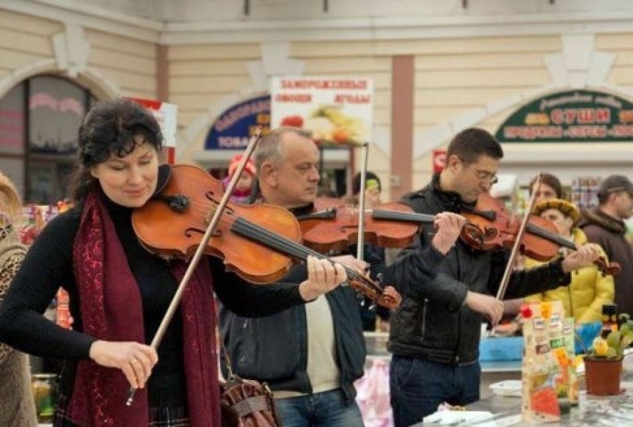 Музыканты Одесского филармонического оркестра устроили концерт на Привозе (видео)