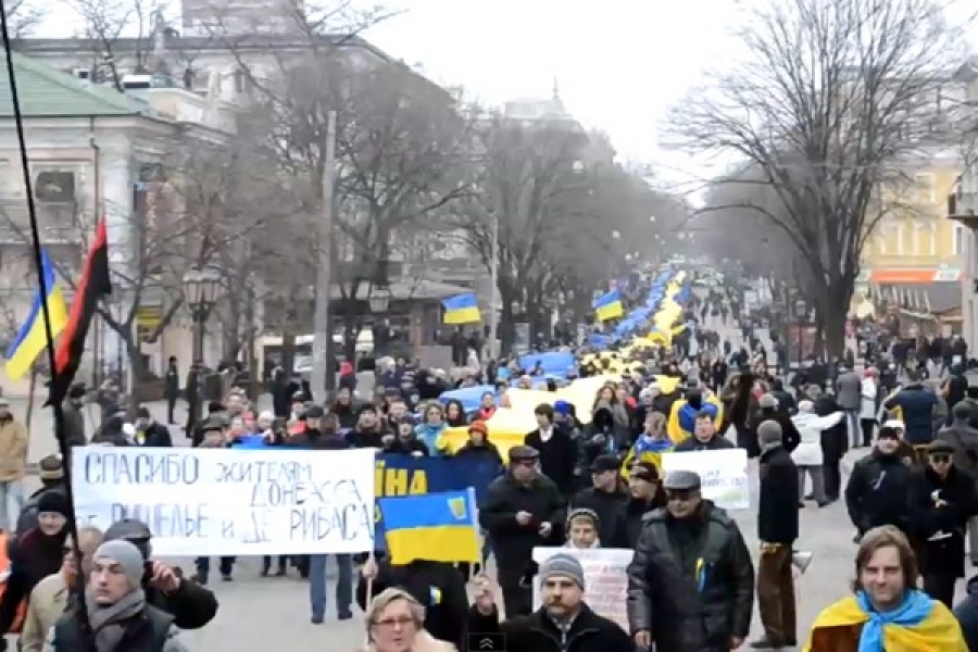 Тысячи одесситов накрыли Дерибасовскую километровым флагом Украины (видео)