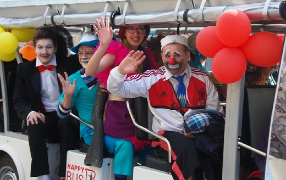 Клоуны из разных стран мира развлекали одесситов в Горсаду (видео)