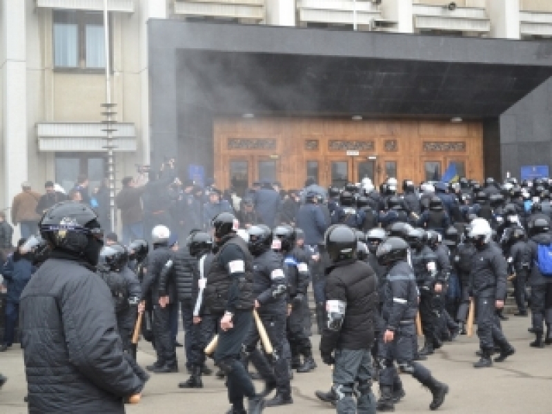 Одесская милиция все еще ищет преступников, избивших журналистов возле обладминистрации (видео)
