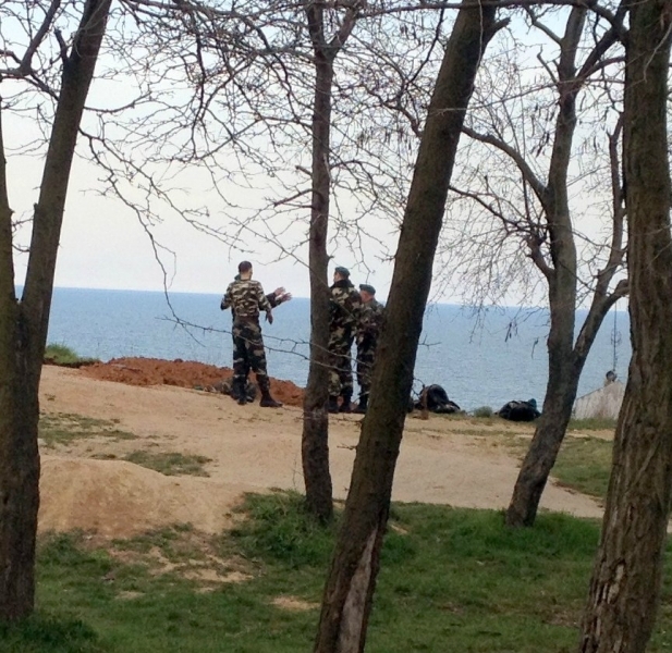 Пограничники роют окопы на одесском побережье (фото)
