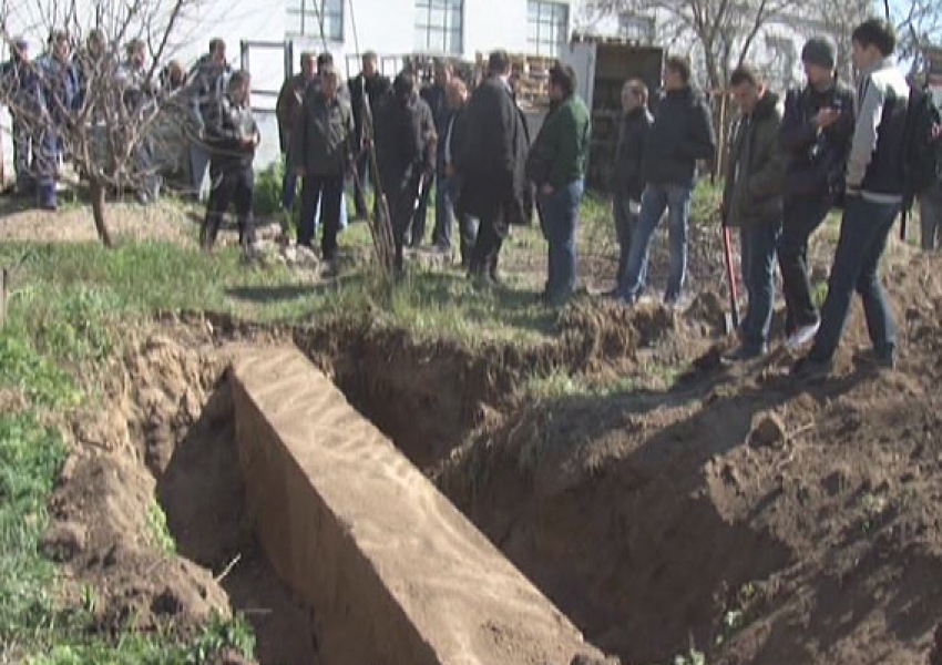 Глава сельсовета в Одесской области закопал в землю памятник воинам ВОВ (фото)