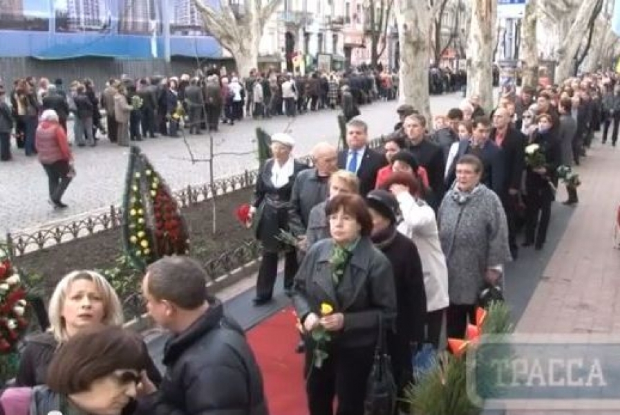 Тысячи одесситов пришли проститься с Борисом Литваком (видео)