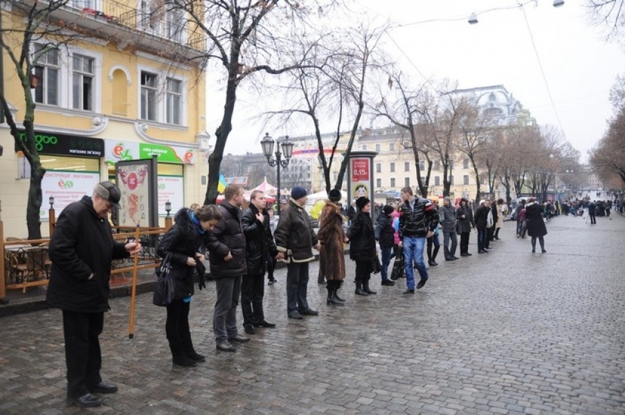 Одесситы готовятся побить рекорд Украины, выстроившись в живую цепь на Дерибасовской