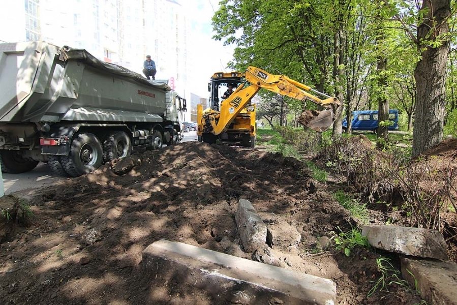 Рабочие уничтожают часть парка Победы в Одессе ради парковки (видео)