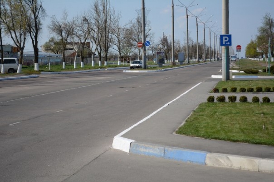 Коммунальщики перекрасили бело-голубые бордюры в Южном Одесской области (фото)