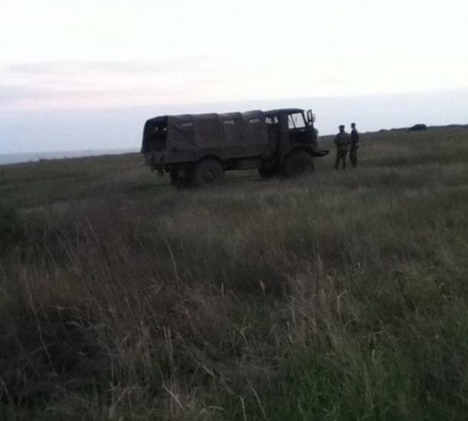 Военные роют окопы на побережье возле Южного Одесской области (фото)