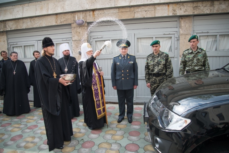 Патриарх Филарет на Пасху подарил одесским пограничниками автомобиль и экипировку (фото)