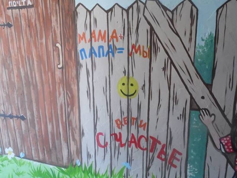 Одесский художник расписал этаж в одной из высоток на поселке Котовского яркими рисунками (фото)
