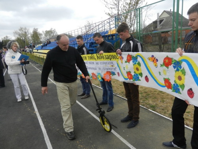 Школьники Ширяево Одесской области нарисовали самый большой в Украине венок – 505 метров (фото)