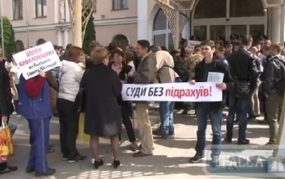Активисты одесского Евромайдана заблокировали Юракадемию (видео)