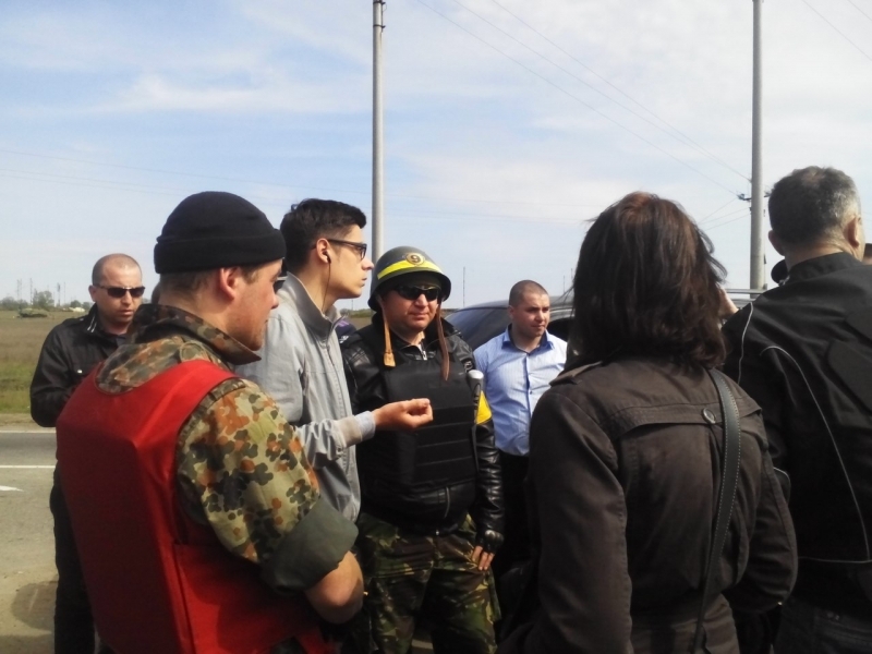 Евромайдан и Антимайдан готовятся к столкновениям на блокпосту под Одессой (фото)