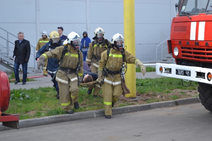 Спасатели эвакуировали людей из крупнейшего торгового центра Одессы (фото)
