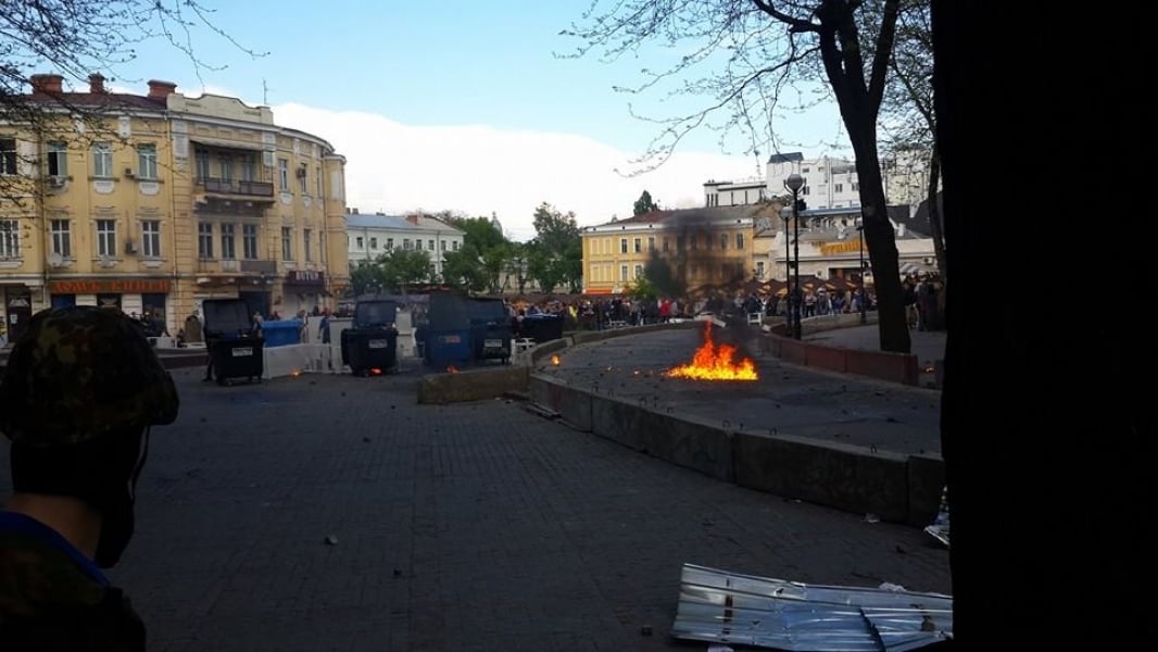 Участники столкновений в центре Одессы вооружены автоматами Калашникова и пистолетами