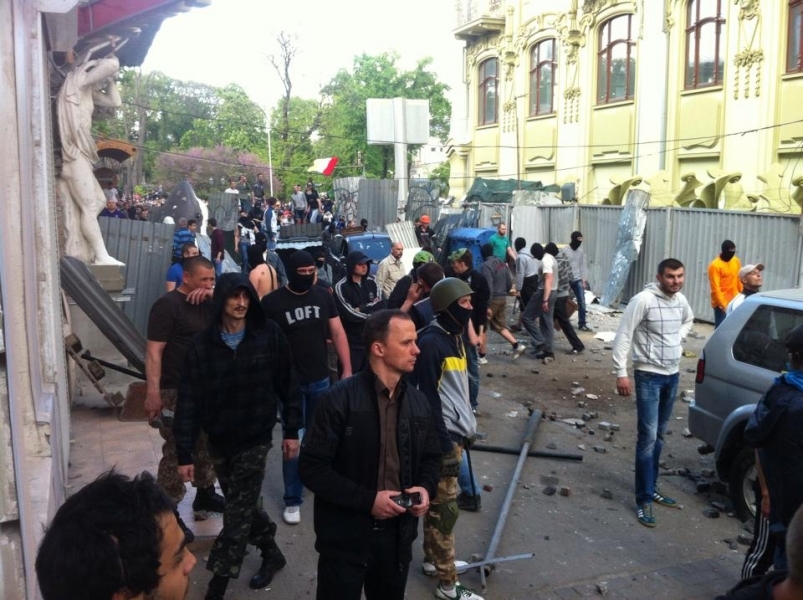 Минимум три журналиста пострадали во время массовых беспорядков в Одессе