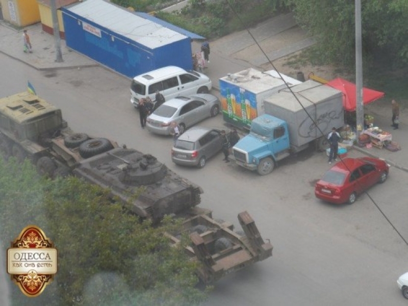 Военные провезли танки по поселку Котовского в Одессе (фото)