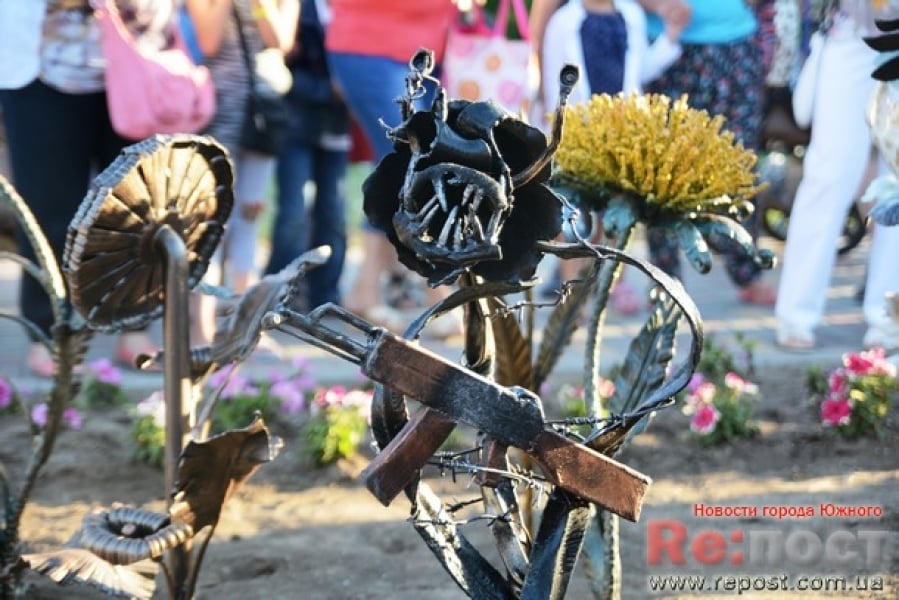 Кузнецы из Львовской области подарили городу-спутнику Одессы злой кованый цветок с автоматом (фото)