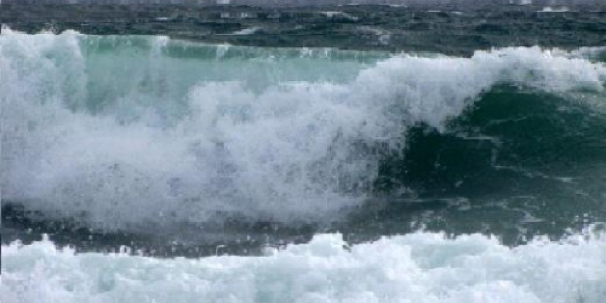 Экологи заявляют, что огромная волна в Одессе возникла из-за перепада температур