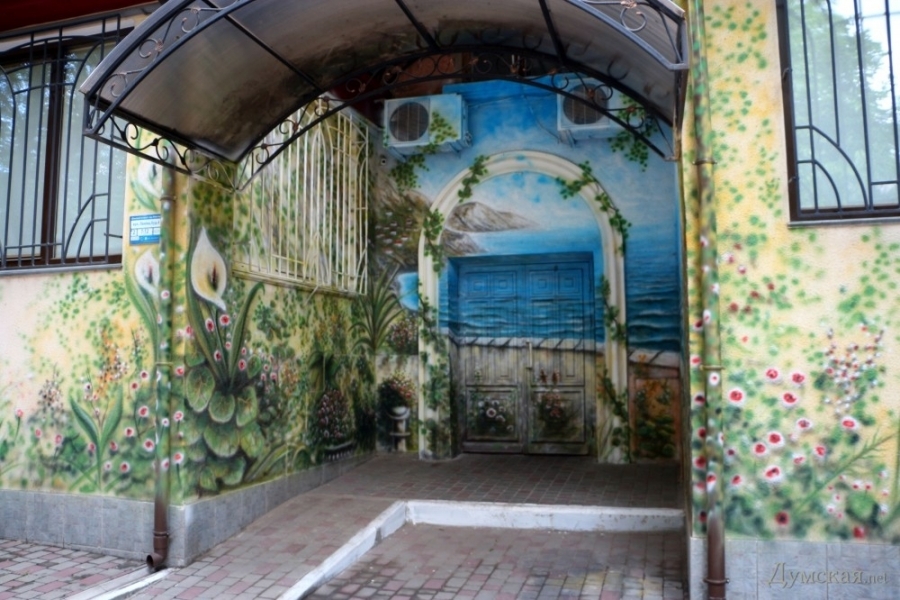 Жители Ильичевска Одесской области украшают дома яркими рисунками (фото)