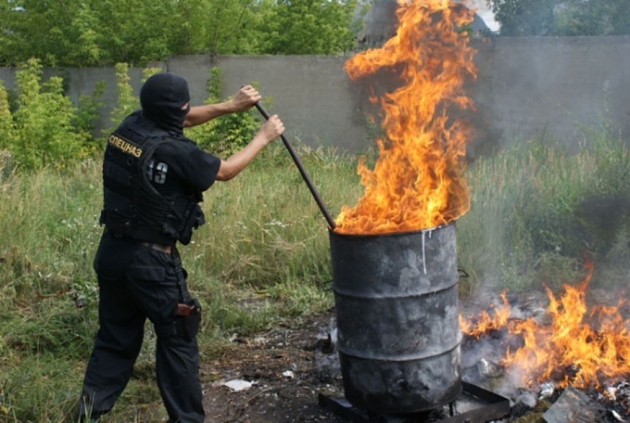 Милиция устроила костер из наркотиков, изъятых у одесских наркодельцов (видео)