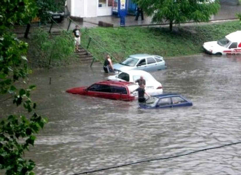 На Одессу обрушилась буря - улицы вновь превращаются в реки, тонут автомобили