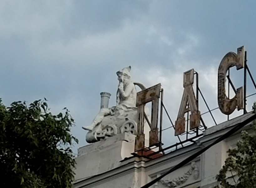 ТОП-10 самых необычных памятников Одессы - паровоз на крыше, Дюймовочка и загадочный огурец (фото)
