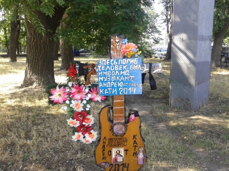 В Одессе появился памятник безногому музыканту в виде гитары