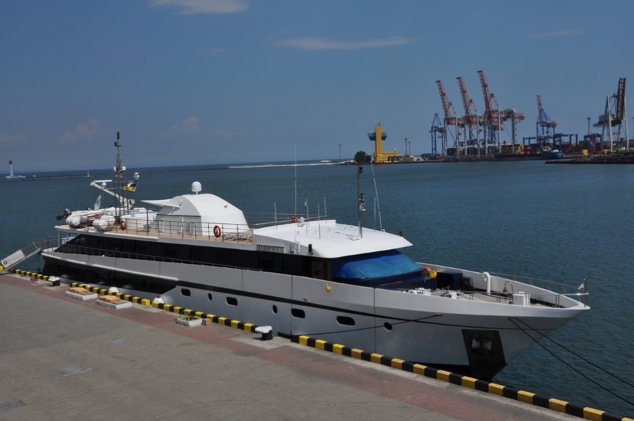 Яхта с греческими туристами пришвартовалась в Одесском порту