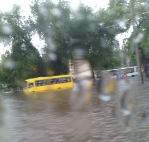 Сильнейший дождь с грозой затопил Одессу (фото)