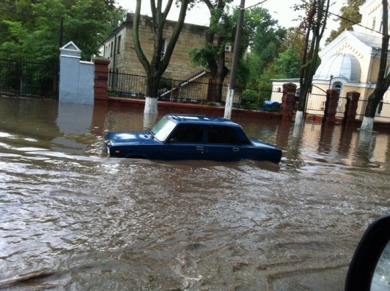 Ливень и потоки воды, смывающие автомобили, спровоцировали транспортный коллапс в Одессе (фото)
